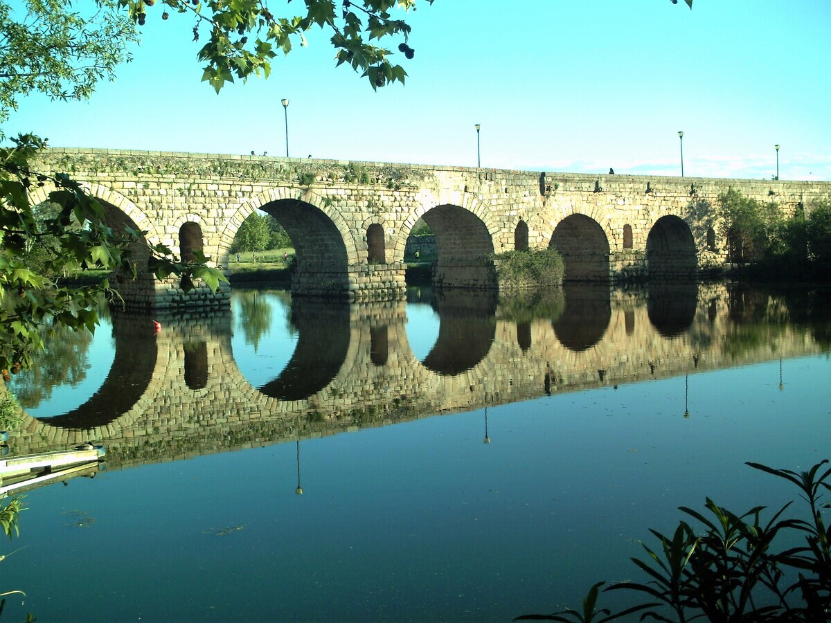 Vista general del puente romano de Mérida