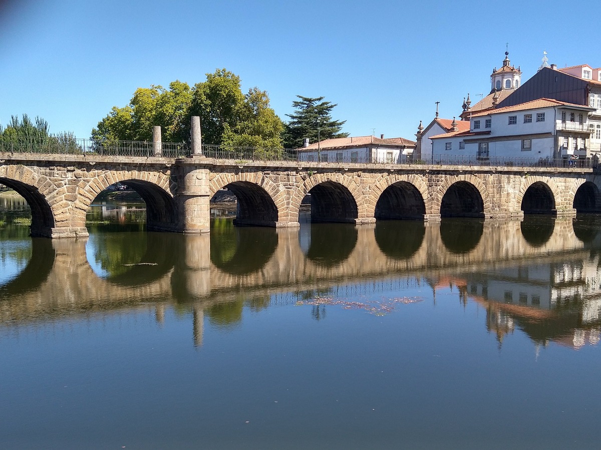 Vista general del puente romano.