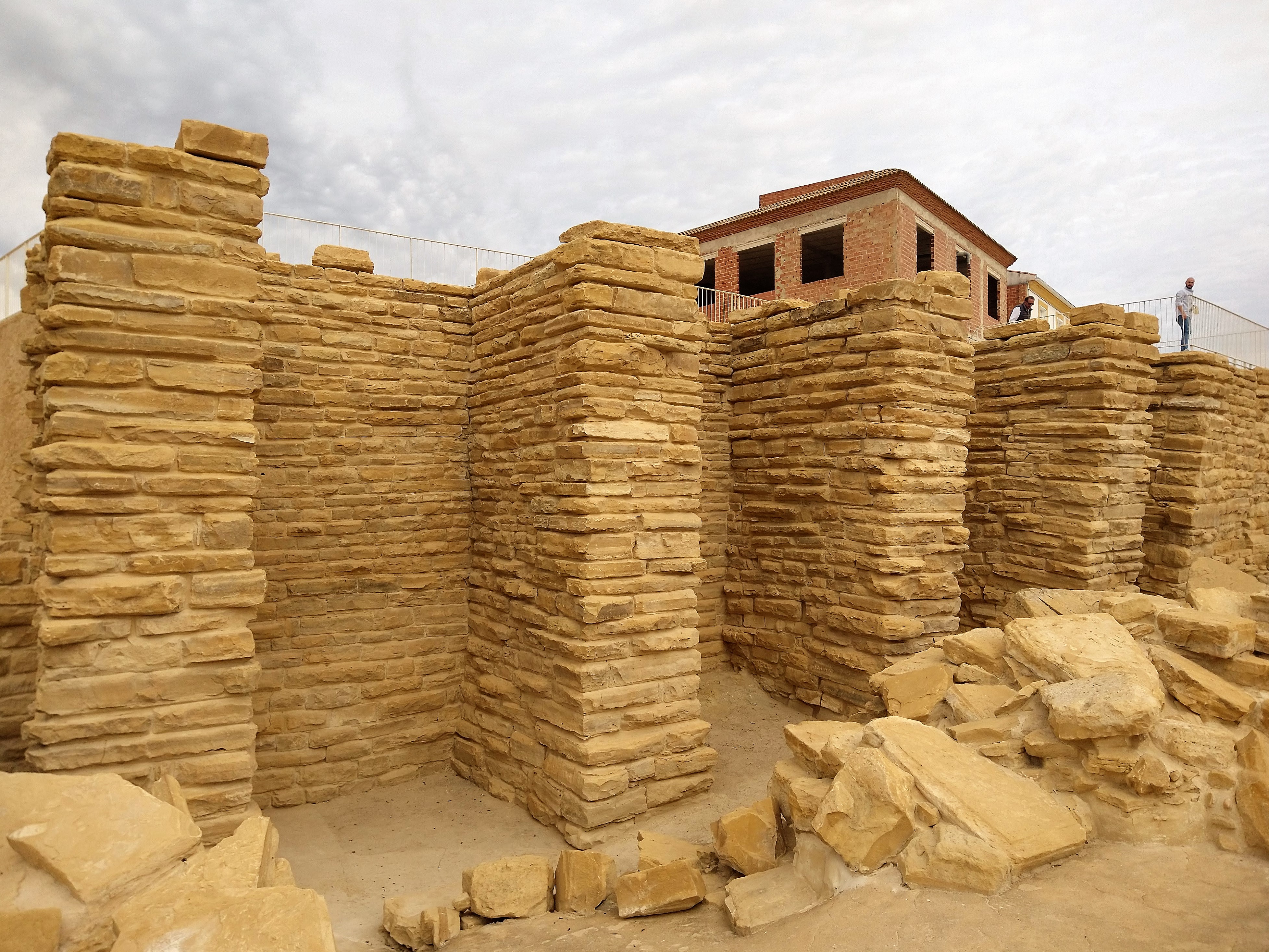 Contrafuertes de la zona sur que refuerzan el edificio en la ladera.
